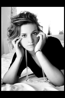 Black dress on a bed, par Xavier E. G. Dierick